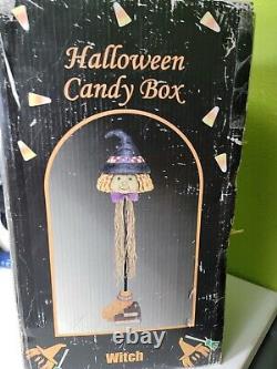 Boîte de bonbons d'Halloween vintage 38 grande et haute avec un balai de sorcière et des livres de sorts rares