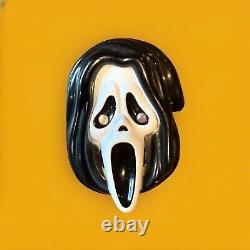 Broche Vintage de Ghostface Criant au Travail - Pièce de Collection Rare du Film d'Horreur Halloween