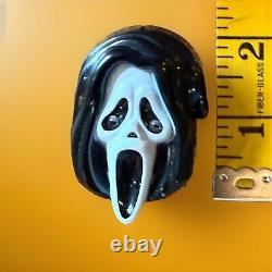 Broche Vintage de Ghostface Criant au Travail - Pièce de Collection Rare du Film d'Horreur Halloween