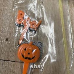 Énorme lot vintage de nouveaux articles d'Halloween dans la boîte, précieux et rares