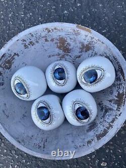 Ensemble de 5 boules de céramique bleues aux yeux maléfiques de John Derian pour Halloween chez Target, rare.