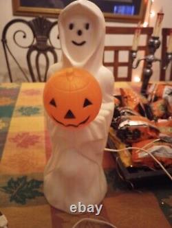 Fantôme d'Halloween rare en plastique soufflé de style Empire tenant une citrouille.
