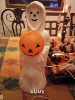 Fantôme d'Halloween rare en plastique soufflé de style Empire tenant une citrouille.