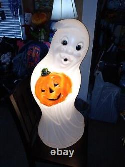 Fantôme en plastique soufflé de Halloween vintage avec citrouille de la marque General Foam Plastics, rare.