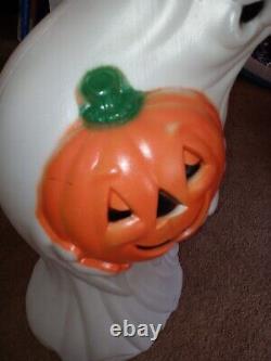 Fantôme en plastique soufflé de Halloween vintage avec citrouille de la marque General Foam Plastics, rare.