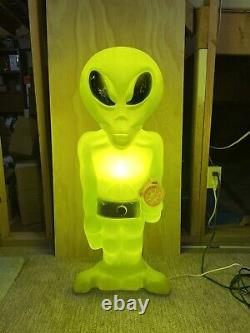 Figure éclairée rare d'Halloween Vintage de 36 pouces en forme d'extraterrestre de l'espace vert avec pistolet à rayons