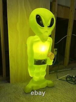 Figure éclairée rare d'Halloween Vintage de 36 pouces en forme d'extraterrestre de l'espace vert avec pistolet à rayons