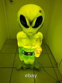 Figure éclairée rare d'Halloween en moule soufflé vintage de 36' d'un extraterrestre vert avec un pistolet à rayons.