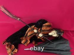 Figurine de sorcière vintage rare pour Halloween, poupée avec parapluie, robe noire, grande taille