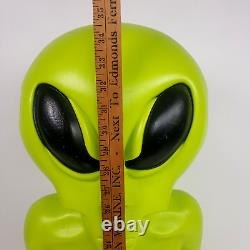 Figurine éclairée rare d'Halloween de 36 pouces représentant un extraterrestre vintage de l'espace vert avec un pistolet en soufflage.