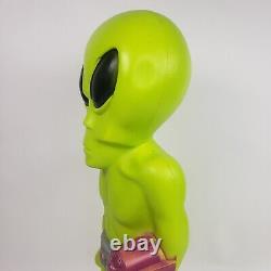 Figurine éclairée rare d'Halloween de 36 pouces représentant un extraterrestre vintage de l'espace vert avec un pistolet en soufflage.