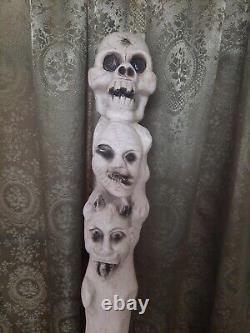 Figurine en plastique soufflé vintage pour Halloween avec totem, crâne, monstre et diable, rare.