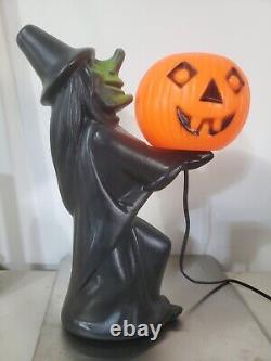 HTF Vintage 1960s Black Witch/Green Face Pumpkin Blow Mold Light Decoration RARE  <br/> 	 <br/>La traduction en français est : Décoration lumineuse rare en moule soufflé vintage de sorcière noire / citrouille au visage vert des années 1960