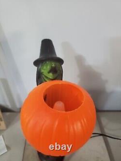 HTF Vintage 1960s Black Witch/Green Face Pumpkin Blow Mold Light Decoration RARE<br/>
		 <br/>  La traduction en français est : Décoration lumineuse rare en moule soufflé vintage de sorcière noire / citrouille au visage vert des années 1960