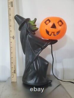 HTF Vintage 1960s Black Witch/Green Face Pumpkin Blow Mold Light Decoration RARE  <br/>		  <br/>    La traduction en français est : Décoration lumineuse rare en moule soufflé vintage de sorcière noire / citrouille au visage vert des années 1960