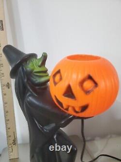 HTF Vintage 1960s Black Witch/Green Face Pumpkin Blow Mold Light Decoration RARE  <br/>	

  <br/> La traduction en français est : Décoration lumineuse rare en moule soufflé vintage de sorcière noire / citrouille au visage vert des années 1960