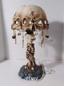 Lampe de table Halloween Goth avec crânes et os malfaisants, pièce vintage rare