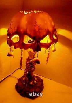 Lampe de table Halloween Goth avec crânes et os malfaisants, pièce vintage rare