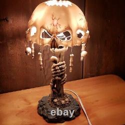 Lampe de table Halloween Goth avec crânes et os malins, pièce vintage rare