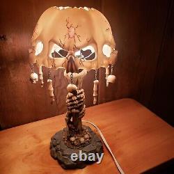 Lampe de table Halloween Goth avec crânes et os malins, pièce vintage rare