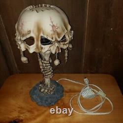 Lampe de table Halloween Goth avec crânes et os malins, pièce vintage rare