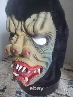 Masque de monstre gorille Fang Face Vintage Topstone en fausse fourrure noire pour Halloween rare.