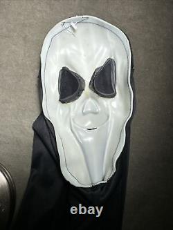 Masque de rire effrayant qui brille dans le noir des années 90 de Fun World Div Ghost face Rare Pointy Eyes