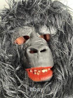 Masque en latex d'Halloween de monstre gorille vintage avec des cheveux de la compagnie Illfelder Toy Co. Rare