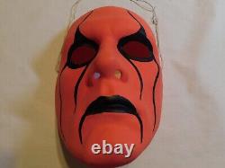 Masque en plastique rare de Sting du Wolfpack de la WCW pour Halloween de 1998 avec ficelle rouge pour la lutte.