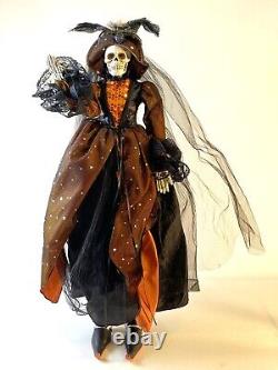 Poupée sorcière squelette vintage victorienne debout décoration Halloween rare en orange