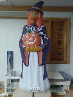 RARE Vintage 1997 Grand Venture Blow Mold Witch Halloween 40 tall Made in USA
<br/>   
 <br/>
  
RARE Vintage 1997 Grand Venture Blow Mold Sorcière Halloween 40 pouces de hauteur Fabriqué aux États-Unis