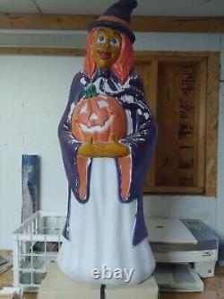 RARE Vintage 1997 Grand Venture Blow Mold Witch Halloween 40 tall Made in USA<br/>	 	  <br/> 
 
RARE Vintage 1997 Grand Venture Blow Mold Sorcière Halloween 40 pouces de hauteur Fabriqué aux États-Unis