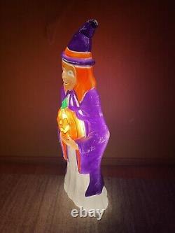 RARE Vintage 1997 Grand Venture Blow Mold Witch Halloween 40 tall Made in USA

	<br/> 	 

 <br/> RARE Vintage 1997 Grand Venture Blow Mold Sorcière Halloween 40 pouces de hauteur Fabriqué aux États-Unis