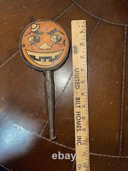 RARE vtg Halloween Cohn Tin Litho JOL pumpkin noisemaker rattle (HOME24) <br/>
RARE vtg Halloween Cohn Tin Litho JOL citrouille bruiteur (HOME24)