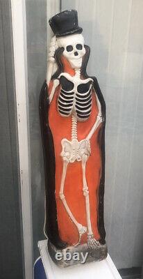 Rare Vintage Don Featherstone Blow Mold Skeleton Halloween With Top Hat Horror translates to: 
<br/> 	
Rare Vintage Don Featherstone Souffler le Moule Squelette Halloween Avec Chapeau Haut Horreur