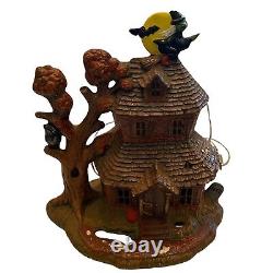 Vintage Rare Handmade Halloween Haunted Mansion Light Up Tree House Witch Bat	
<br/> 
<br/> Traduction en français : 
   <br/>  Maison hantée de Halloween vintage rare faite à la main avec sorcière et chauve-souris illuminées dans un arbre