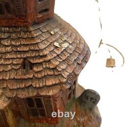 Vintage Rare Handmade Halloween Haunted Mansion Light Up Tree House Witch Bat

 <br/> 
	


<br/>		Traduction en français : 	 <br/>Maison hantée de Halloween vintage rare faite à la main avec sorcière et chauve-souris illuminées dans un arbre