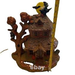 Vintage Rare Handmade Halloween Haunted Mansion Light Up Tree House Witch Bat 
<br/>		 
  <br/>  Traduction en français : 	
<br/> Maison hantée de Halloween vintage rare faite à la main avec sorcière et chauve-souris illuminées dans un arbre