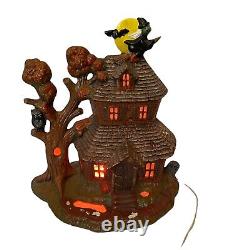 Vintage Rare Handmade Halloween Haunted Mansion Light Up Tree House Witch Bat
<br/>  	<br/> 
Traduction en français : 
	<br/> 	Maison hantée de Halloween vintage rare faite à la main avec sorcière et chauve-souris illuminées dans un arbre