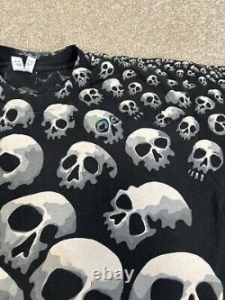 Vtg 1992 Liquid Blue Chris Pinkerton AOP Skull Travis Scott Tee Taille XL Rare USA  
<br/>
<br/>(Note: 'Vtg' is an abbreviation for 'Vintage' and 'AOP' stands for 'All Over Print')