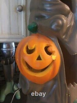 Vtg Rare 35 Blow Mold Spooky Halloween Tree Light J-O-L Pumpkin Plastic Foam translates to 'Arbre d'Halloween effrayant en mousse de plastique avec 35 lumières rares en soufflage J-O-L et citrouille'.